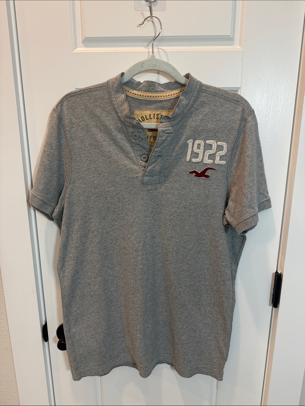 Vintage Hollister Men's Gray Short-Sleeve Henley Polo with 1922 Patch